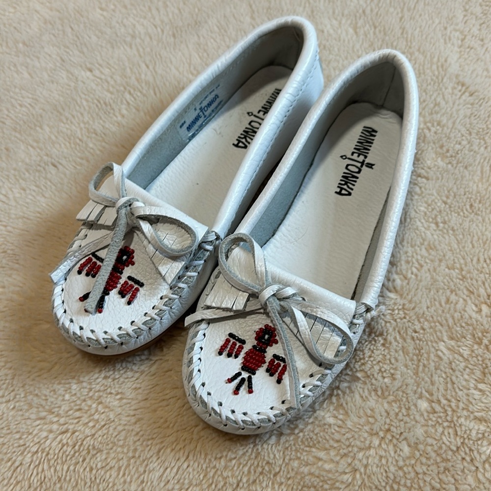 Minnetonka white beaded mocc